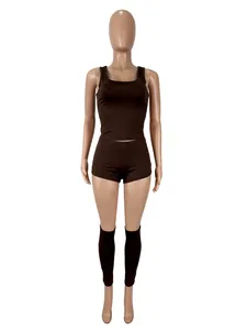 Vorderansicht des braunen vierteiligen Loungewear-Sets an der Schaufensterpuppe mit Tanktop