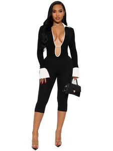 Elegante conjunto de dos piezas negro y blanco con body calado y mallas capri