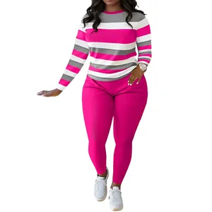 Ensemble deux pièces pour femme avec haut à rayures roses et pantalon slim assorti