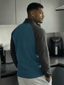 Sudadera de forro polar bicolor para hombre con cuello alto y cremallera