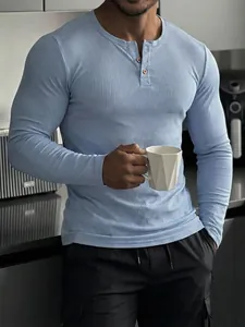 Détail rapproché d'un t-shirt Henley bleu clair à manches longues et col boutonné