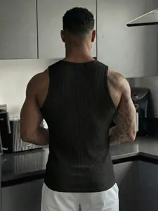 Athletische Rückansicht eines schwarzen Herren-Fitness-Tanktops mit vertikalen Rippen
