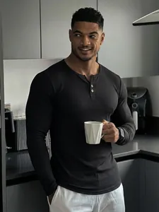 Vue détaillée d'un t-shirt à manches longues Henley côtelé pour hommes en noir sport