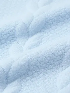 Vista macro che mostra l'intricato motivo a maglia jacquard blu chiaro in dettaglio