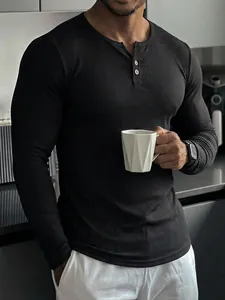 Gros plan sur le t-shirt henley noir à manches longues et coupe ajustée pour hommes