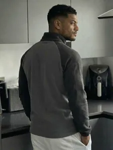 Sudadera de forro polar bicolor para hombre con cuello alto gris, vista trasera