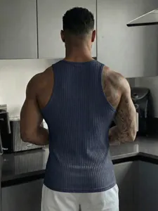 Rückansicht eines dunkelblauen gerippten Herren-Tops für Fitness und sportliches Training.