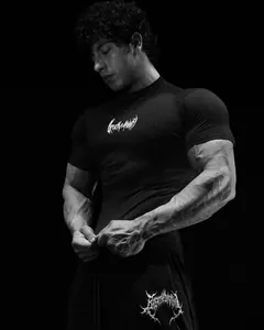 Detailansicht von Breathedivinity Kompressionsshirt und Shorts an muskulösem Athleten
