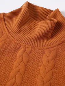 Dettaglio del maglione a collo alto a trecce arancione con colletto e trama a coste