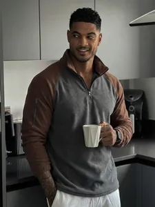 Vista detallada de jersey de forro polar bicolor para hombre con cremallera en gris y marrón