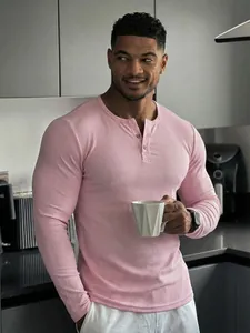 Vue détaillée d'un t-shirt de sport Henley rose à manches longues et coupe ajustée côtelée