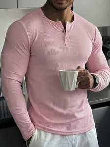 Vue détaillée d'un t-shirt Henley à manches longues pour hommes en maille côtelée rose