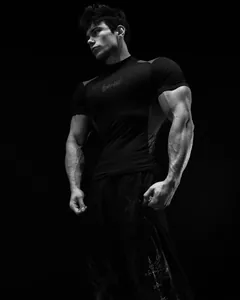 Nahaufnahme des schwarzen Kompressions-Fitnessshirts zur Betonung der Muskeldefinition