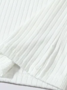 Professionelle Nahaufnahme der weißen Rippstoffstruktur und der Saumnähte im Detail.