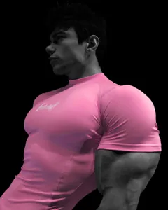 Detailansicht des pinkfarbenen Kompressions-T-Shirts für Fitness und Bodybuilding