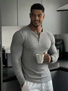 T-shirt Henley gris à manches longues pour hommes pour l'entraînement et les loisirs.