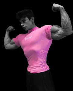 Detailansicht eines leuchtend rosa Kompressions-Fitnessshirts für Herren mit weißem Kunst-Logo