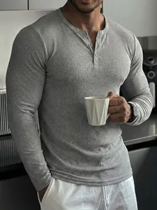 Détail d'un t-shirt Henley gris cintré à manches longues et maille côtelée pour homme.