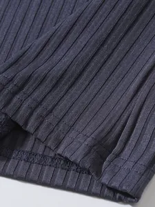 Nahaufnahme von dunkelgrauem Rippstoff und Doppelnaht-Saum eines Fitness-Westen-Tops