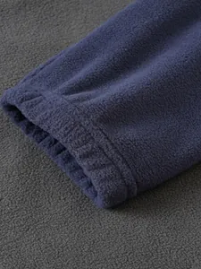 Primer plano del puño elástico azul marino de una cálida sudadera de forro polar