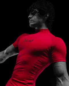 Detailansicht des roten Breathedivinity Kompressionsshirts mit stilisiertem Logo