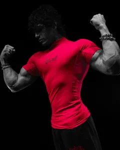 Detailaufnahme eines roten Kompressions-Fitness-Shirts mit stylischem Brustdruck