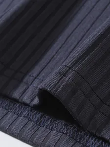 Detaillierte Makroansicht der Textur und der feinen Nähte des marineblauen Rippstoffs für Herren.