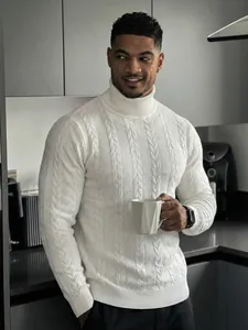 Dettaglio di un maglione a collo alto bianco da uomo con trecce per l'inverno