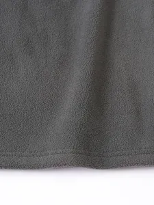 Detalle de cerca de suave tejido polar gris con acabado de dobladillo de doble costura