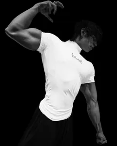 Nahaufnahme eines weißen Kompressions-Fitness-T-Shirts zur Betonung der Muskeln.