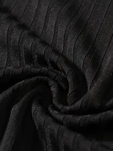 Makroaufnahme von hochwertigem schwarzem Rippenstoff mit elastischer Strickstruktur