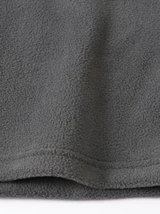 Primer plano de la textura de tela polar gris oscuro y detalles de costura
