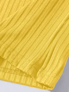 Makro-Detailaufnahme der gelben Rippstruktur und Nähte des Herren-Fitness-Tanktops