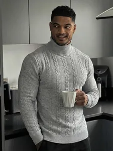 Vista dettagliata del maglione grigio a collo alto a trecce indossato da un modello