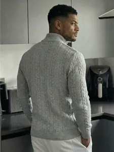 Vista posteriore di un uomo elegante che indossa un maglione grigio a trecce a dolcevita in cucina