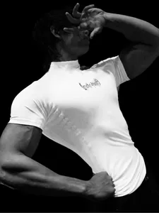 Professionelles weißes Kompressionsshirt für Herren mit Stehkragen für Fitness und Sport