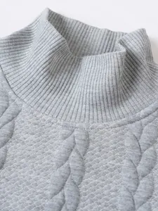 Primo piano del maglione grigio a collo alto con texture a maglia e colletto a coste