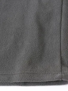 Vista macro que muestra la suave textura del forro polar gris y la costura duradera del dobladillo