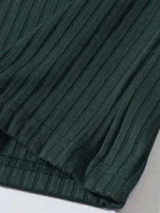 Detailaufnahme der gerippten Stoffstruktur und der Saumnaht eines grünen Tanktops für Herren