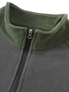 Primer plano del cuello alto con media cremallera en sudadera de forro polar bicolor