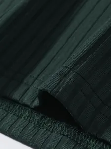 Makro-Detail von dunkelgrünem Rippstoff mit professionellen Nähten an einem Sport-Lauftop