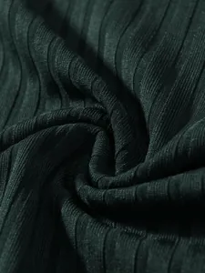 Nahaufnahme der dunkelgrünen gerippten Stofftextur mit feinen vertikalen Strickdetails