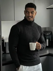 Dettaglio di un maglione a dolcevita nero a trecce da uomo in una cucina moderna