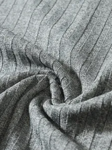 Makroaufnahme von hochwertigem grauem Rippstrickstoff für Herren V-Ausschnitt Tanktop