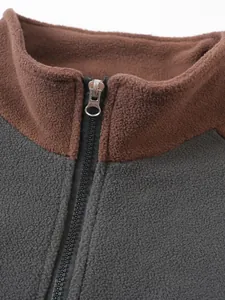 Primer plano detallado del cuello alto y la cremallera de esta cálida sudadera de forro polar