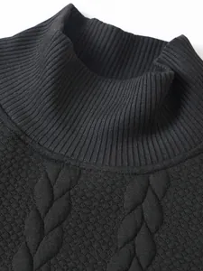 Primo piano di un maglione nero a collo alto con trama a trecce e colletto a costine