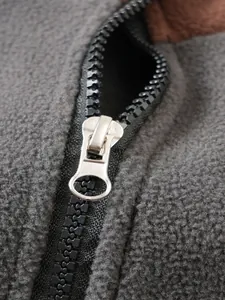 Primer plano del cierre de cremallera y la textura suave de una sudadera de forro polar para hombre