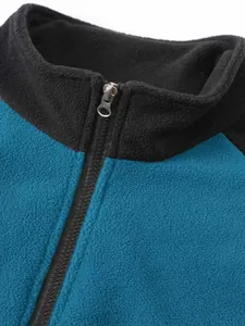 Primer plano detallado de una sudadera de forro polar con cuello alto y media cremallera.