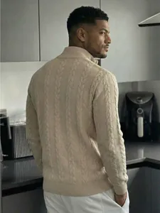 Texture dettagliata di un maglione da uomo beige a trecce con collo alto e mezza zip
