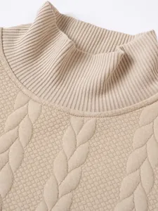 Dettaglio ravvicinato di un maglione di maglia beige con collo a coste